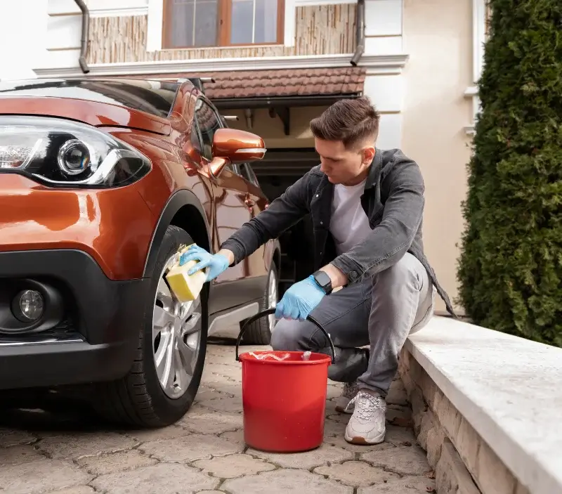 Lavage auto à domicile Saint-Pierre-des-Champs : professionnel intervenant sur un véhicule